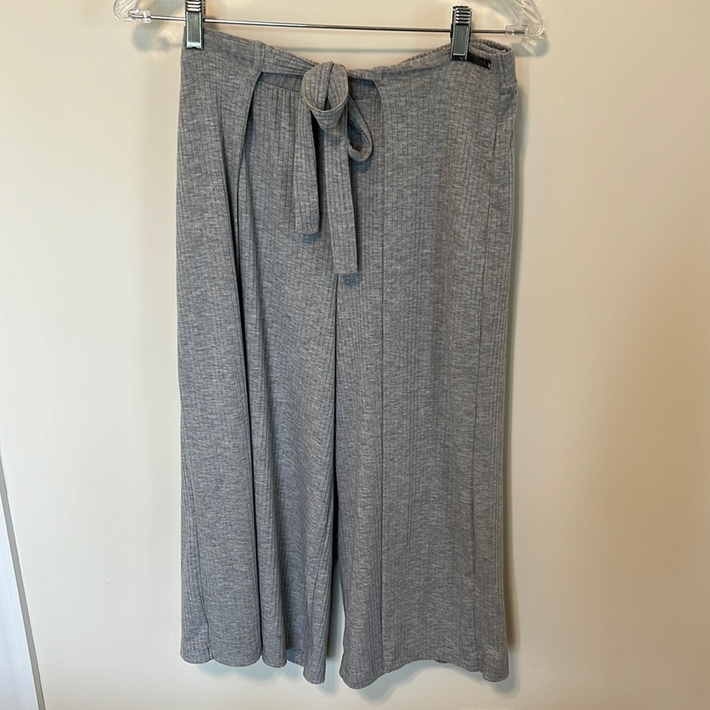 Betsey Johnson Womenโs Performance Pants / Wide Leg / Size M / Gray / Ribbed